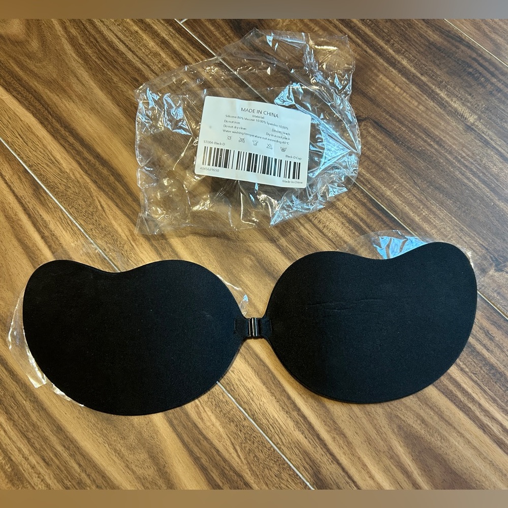 Woman’s Strapless Sticky Bra
